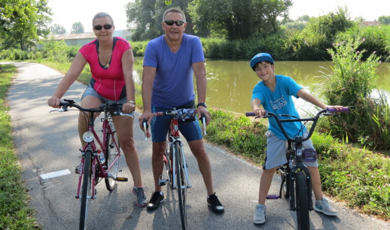 Comment bénéficier d'une prime pour aller au travail à vélo 1 un cycliste heureux sur une route verte