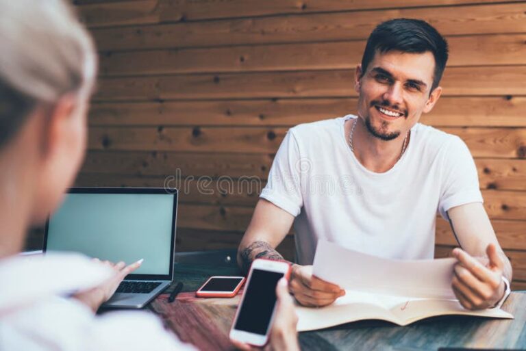 Comment le CDD, le cumul emploi-retraite et la prime de précarité fonctionnent-ils 1 un employe en reunion avec des documents