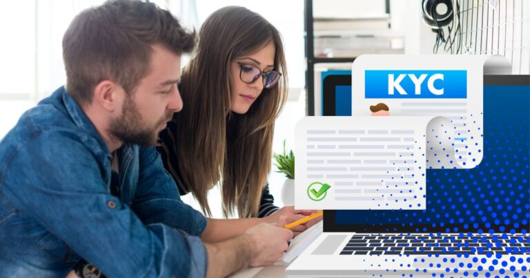 un employe verifiant son compte en ligne