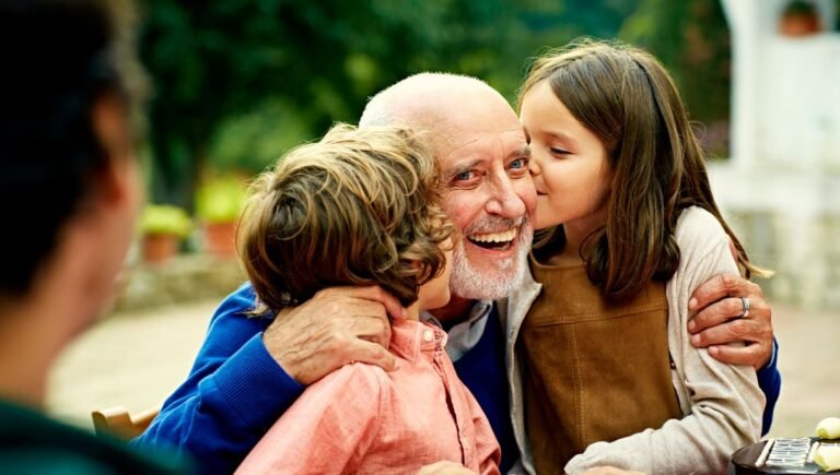 un enfant jouant avec ses grands parents
