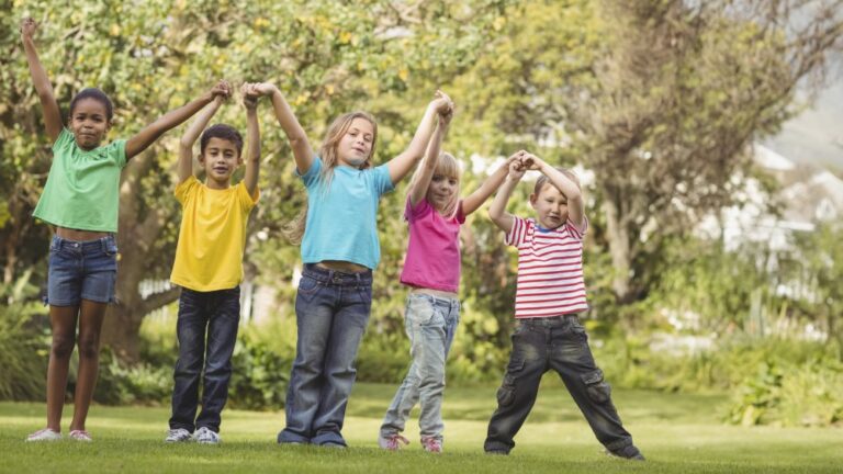 un enfant jouant dans un parc