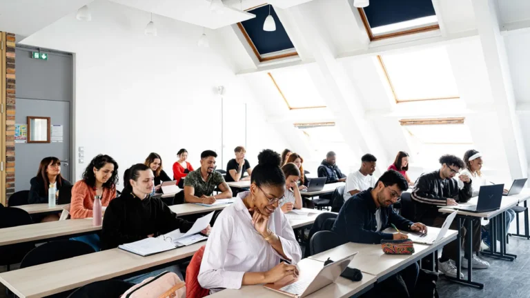 un etudiant en alternance sur un campus
