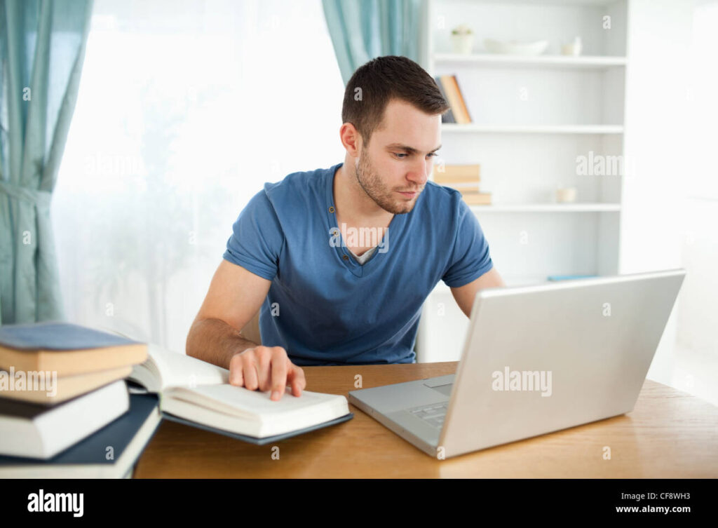 Quel est le job étudiant qui paye le plus en France 1 un etudiant travaillant sur un ordinateur