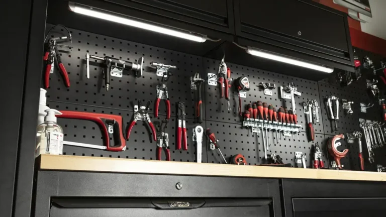 un garage avec des outils et pieces