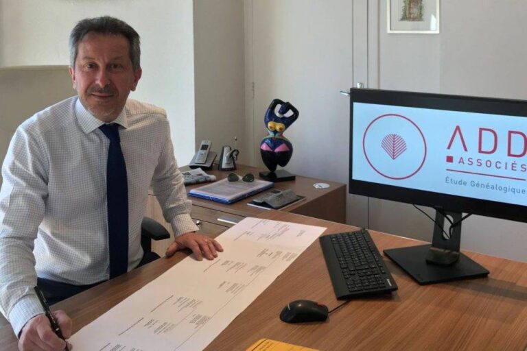 un genealogiste au travail dans un bureau