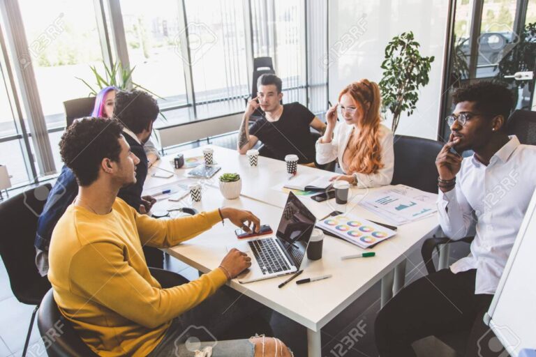 Que pouvez-vous apporter à notre entreprise Exemples et conseils 25 un groupe collaborant autour dune table
