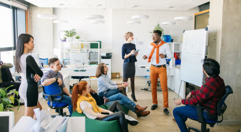 un groupe collaboratif en reunion dynamique