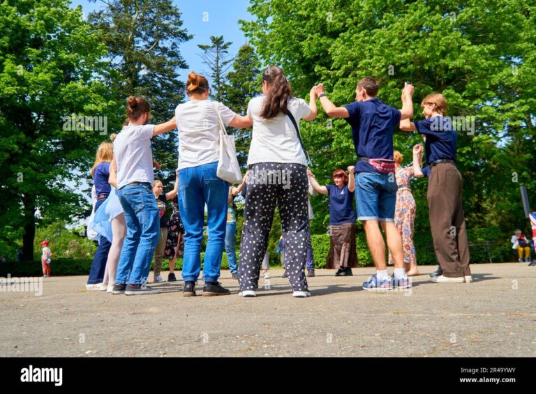 un groupe damis celebrant un depart