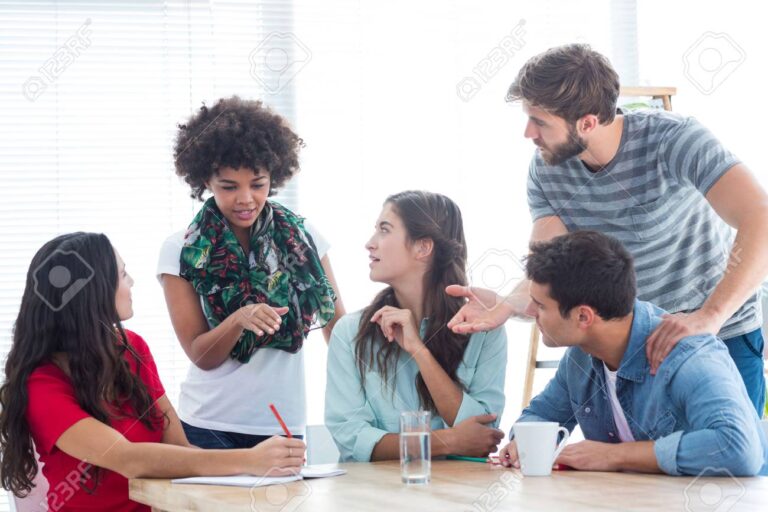 un groupe de collegues en discussion