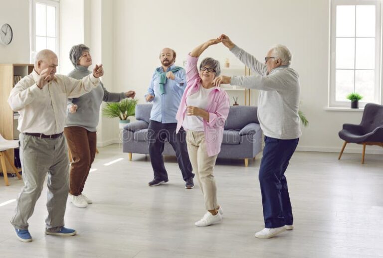 un groupe de personnes agees souriantes