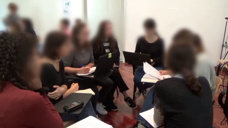 un groupe de personnes discutant discretement