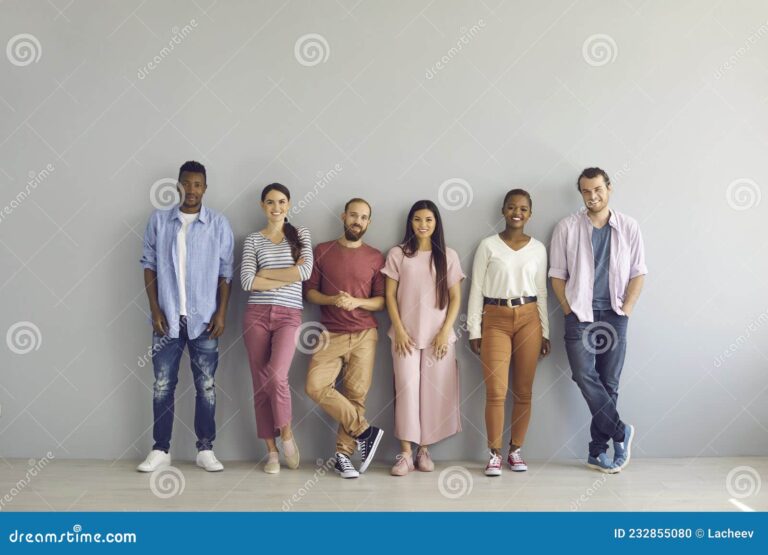 un groupe de personnes diverses et souriantes