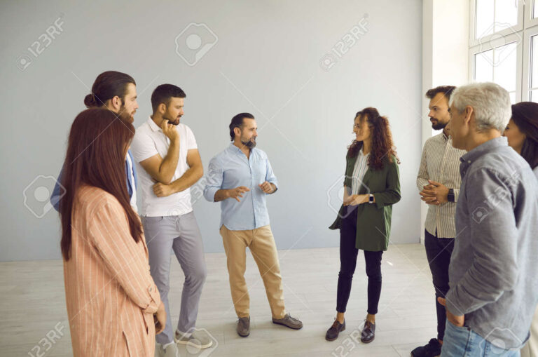 un groupe de personnes en discussion 1