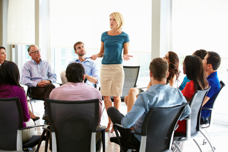Pourquoi mon employeur recrute-t-il pour mon poste actuel 44 un groupe de personnes en entretien dembauche