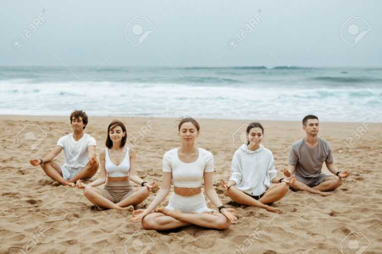 un groupe de personnes en pleine meditation