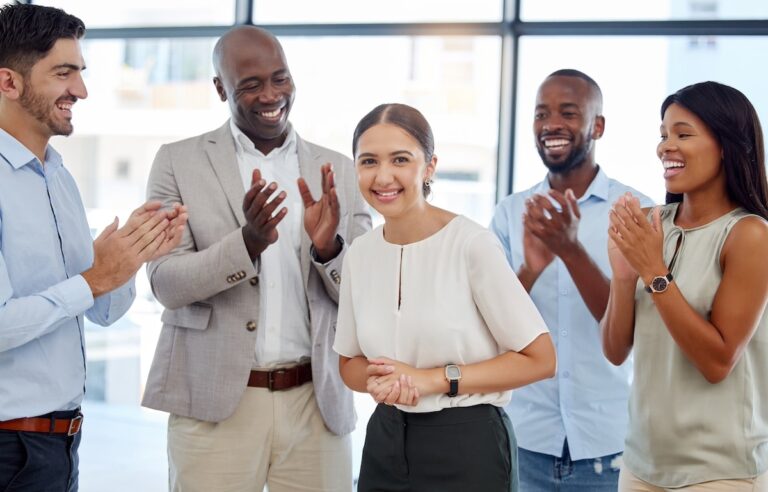 un groupe de personnes se remerciant chaleureusement