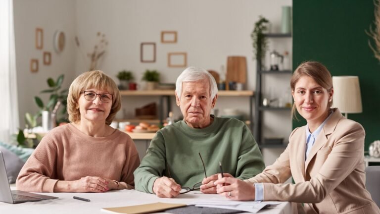 un groupe de personnes signant des procurations