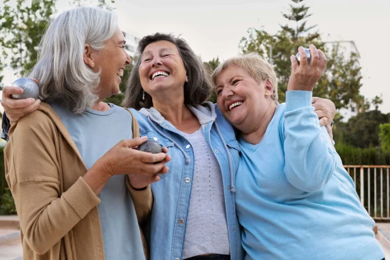 un groupe de seniors en pleine activite