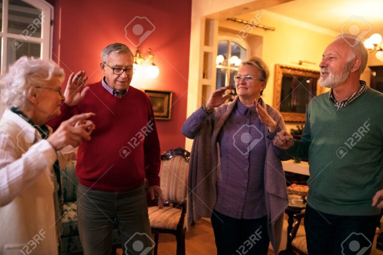 un groupe de seniors souriants ensemble
