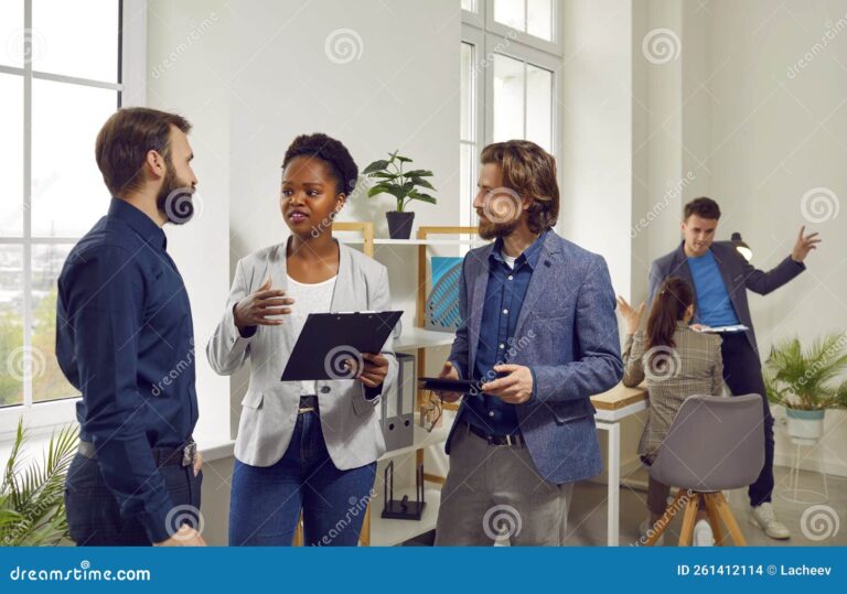 Quelle est ma convention collective et comment la trouver facilement 1 un groupe de travailleurs discutant ensemble