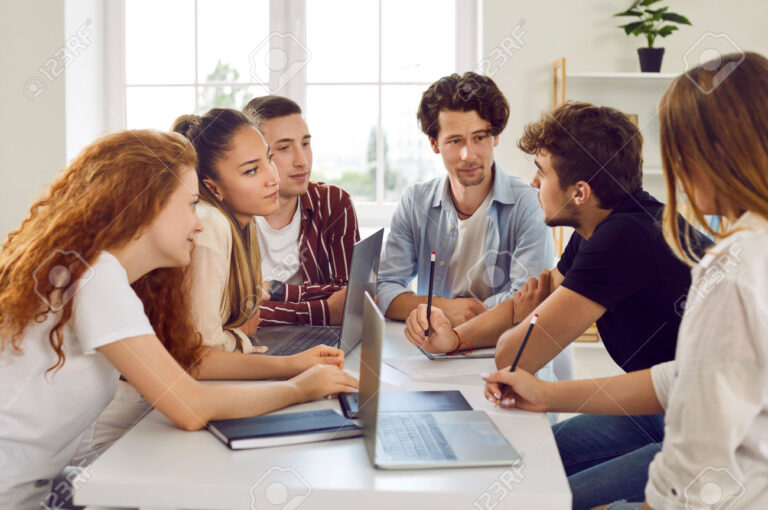 un groupe discutant autour dun ordinateur