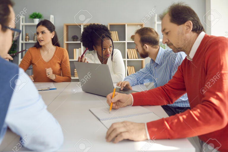 À quoi sert réellement un cahier des charges dans un projet 1 un groupe discutant autour dun projet