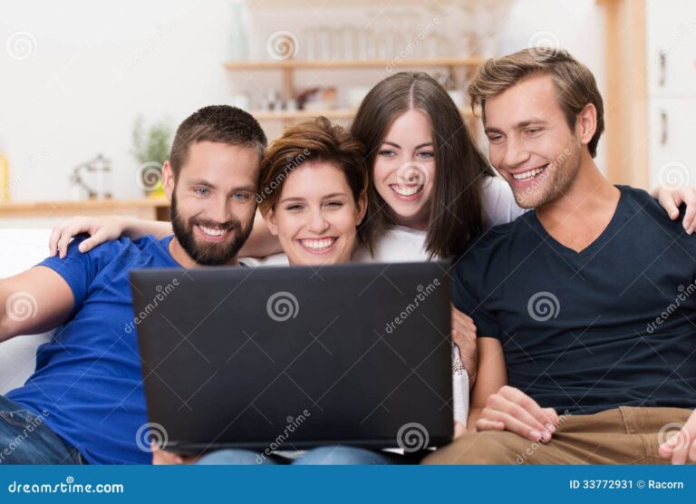 un groupe riant devant un ecran