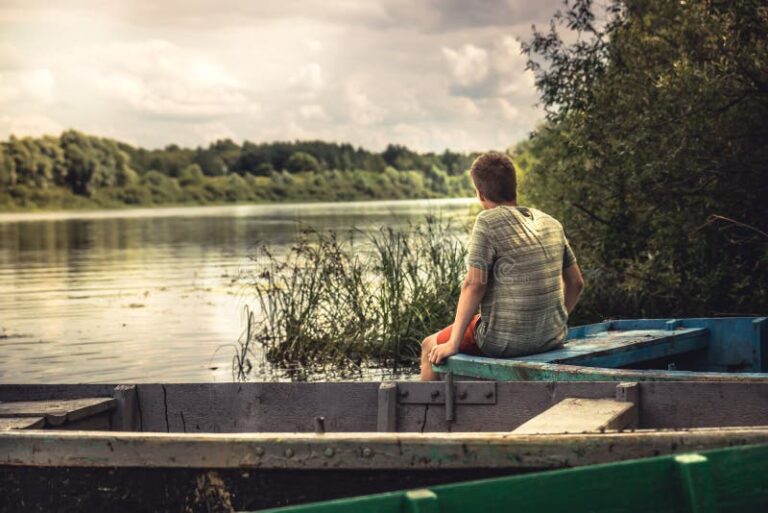 un homme contemplatif dans un paysage isole