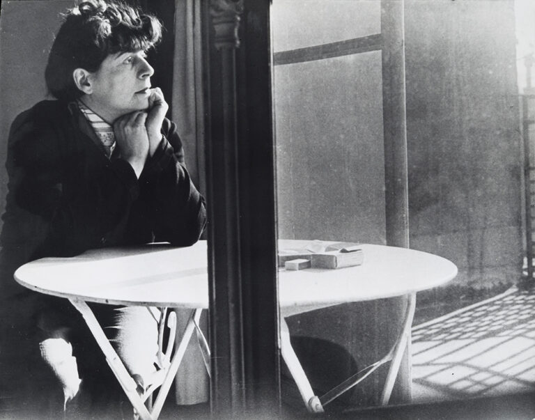 Que faire si le devis est non signé mais un acompte a été versé 1 un homme reflechissant avec documents eparpilles