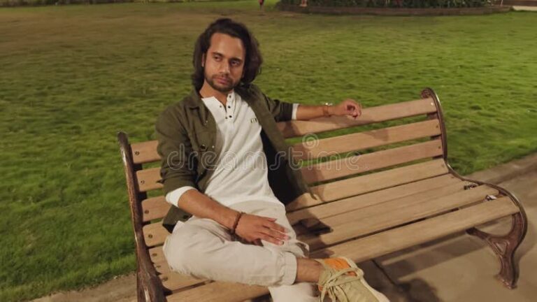 Pourquoi mon fils a-t-il arrêté ses études et comment le soutenir 1 un jeune homme reflechissant dans un parc