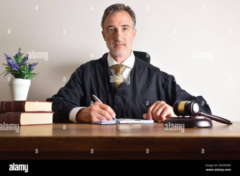 un juge examinant un dossier judiciaire