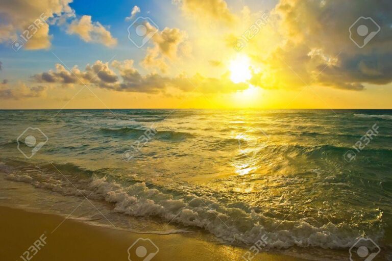 un lever de soleil eclatant sur la mer