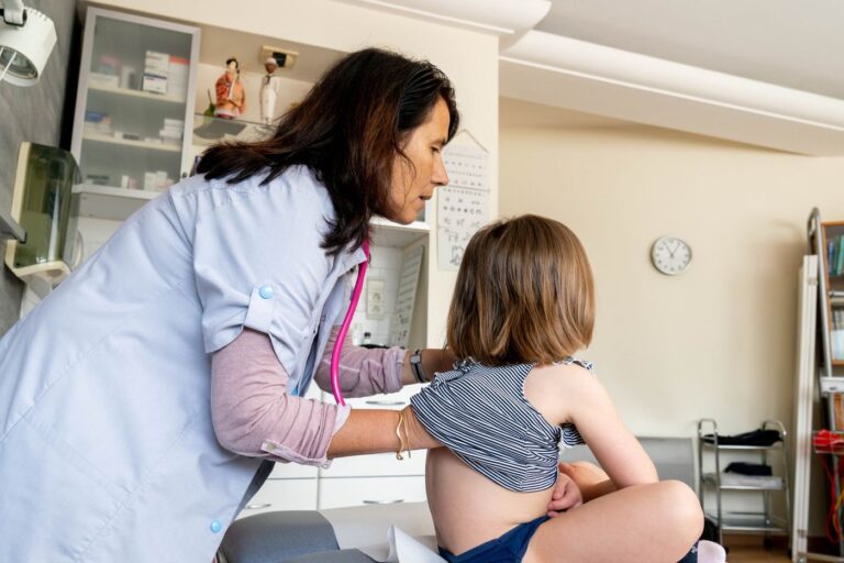 un medecin examine un patient en consultation