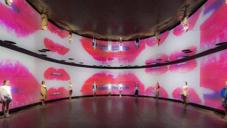 un miroir refletant differentes facettes