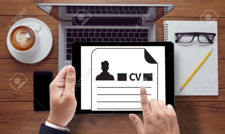 Comment rédiger un email efficace avec "Veuillez trouver ci-joint mon CV" 45 un ordinateur avec un cv sur lecran