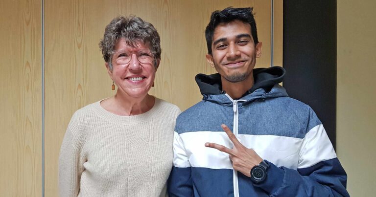 À quoi sert un parrain et une marraine dans la vie d'un enfant 1 un parrain et une marraine souriant avec un enfant