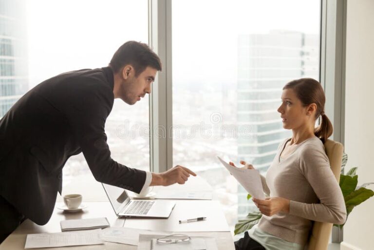 Le patron peut-il légalement refuser une rupture conventionnelle 1 un patron discutant avec un salarie