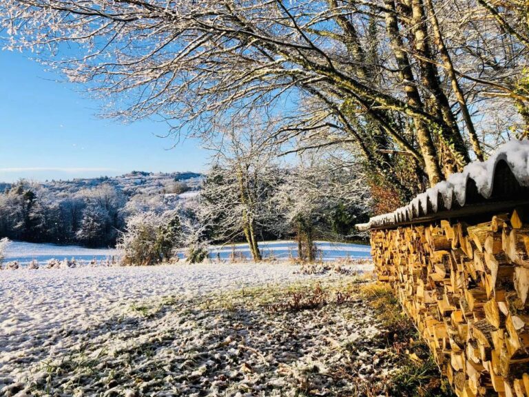 Pourquoi fait-il si froid en juin malgré la saison estivale 1 un paysage dete sous la neige