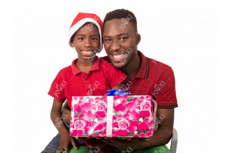 un pere heureux ouvrant un cadeau