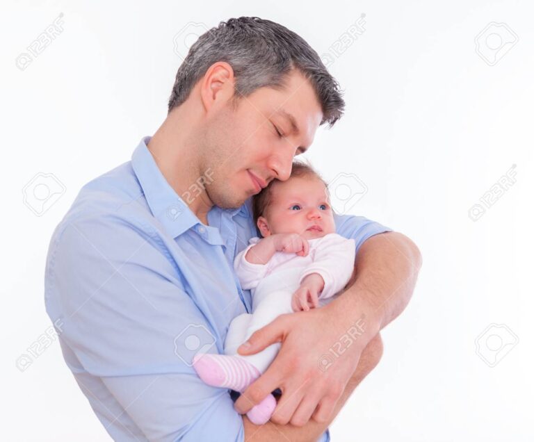 un pere tenant un bebe dans ses bras