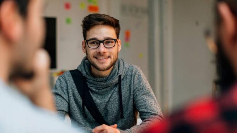 Comment trouver un nouveau job pour transformer votre vie 28 un professionnel en entretien dembauche souriant