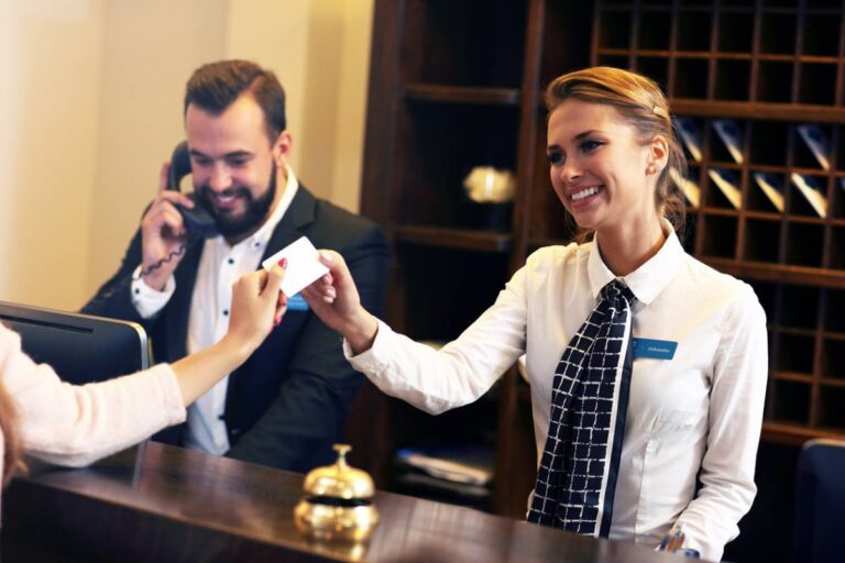 un professionnel saluant ses clients avec un sourire