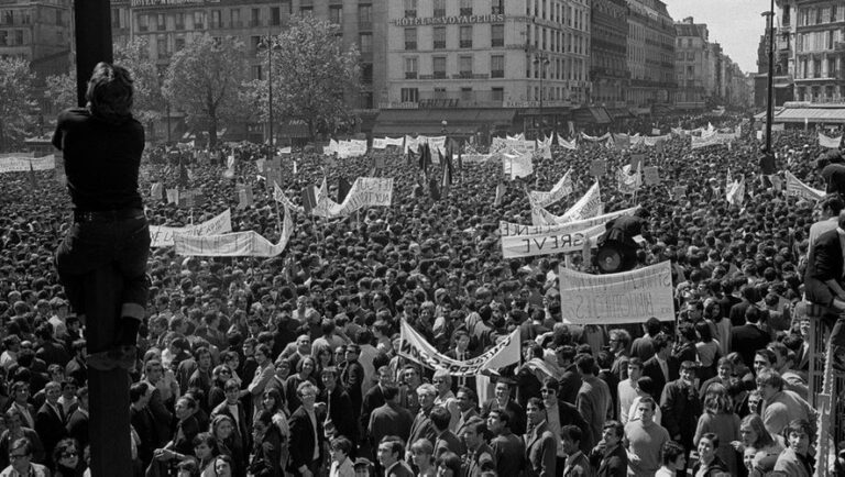 un rassemblement populaire de manifestants joyeux