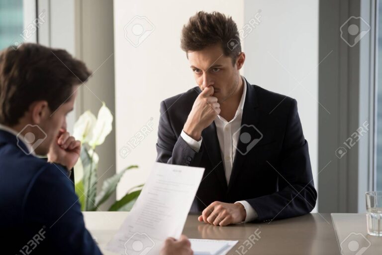 un recruteur examinant des cv sur son bureau
