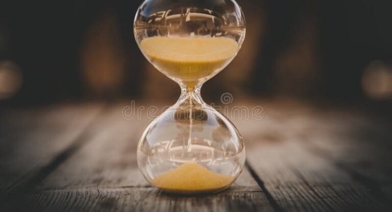 un sablier avec des grains de sable