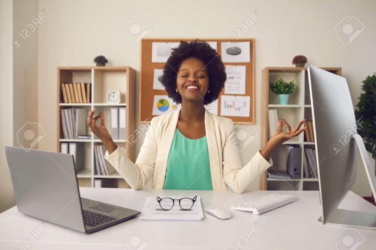 un salarie heureux dans un bureau moderne