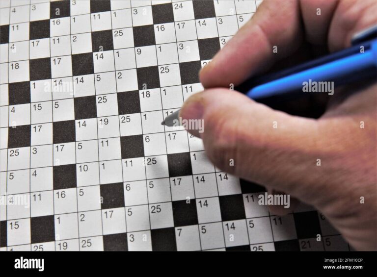 un stylo et une grille de mots fleches