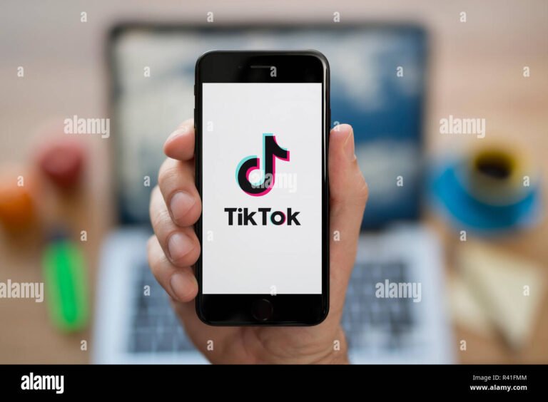 un telephone affichant lapplication tiktok
