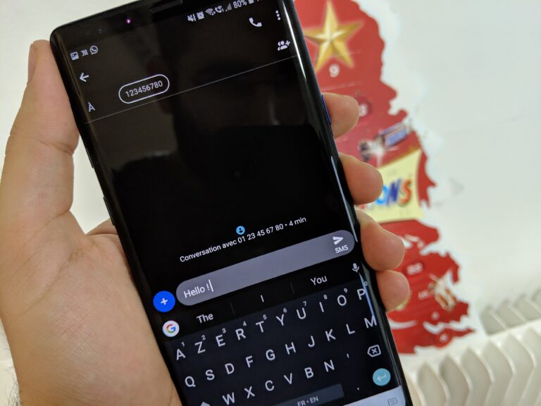 un telephone affichant un sms envoye