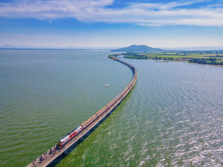 Comment se rendre en train de La Roche-sur-Yon aux Sables-d'Olonne 1 un train en route vers la mer